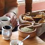 Café, tostadas y mate.
